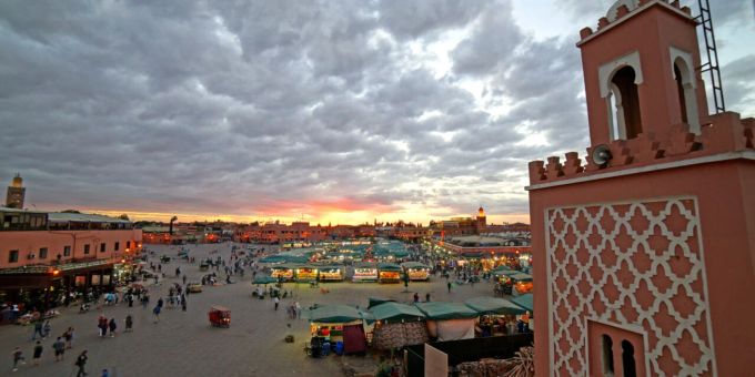 Im Ramadan herrscht nach Sonnenuntergang oft eine besondere Stimmung in den Städten, viele Menschen sind in Festtagslaune. Im Ramadan herrscht nach Sonnenuntergang oft eine besondere Stimmung in den Städten, viele Menschen sind in Festtagslaune.
