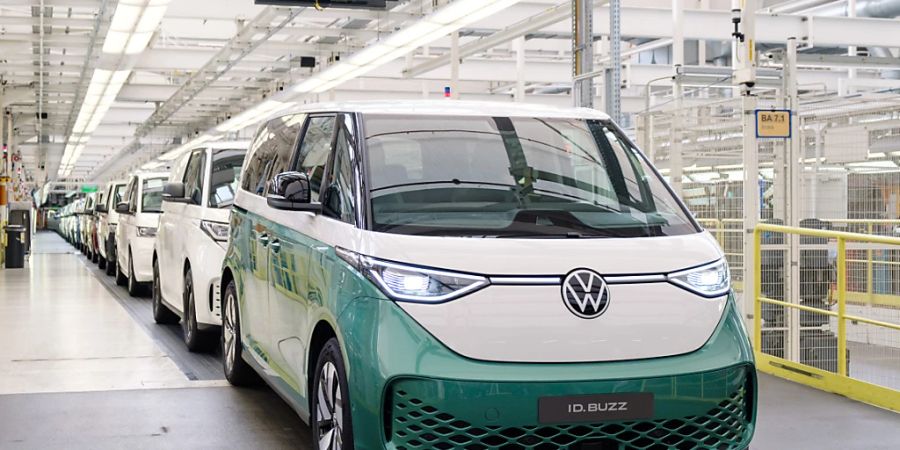 Der VW-Konzern will bei den leichten Nutzfahrzeugen das Angebot an Elektro- und Hybridautos erweitern. Nach dem Start des Modells 2022 in Europa soll der E-Bus ID.Buzz mit längerem Radstand in die USA kommen. (Archivbild)