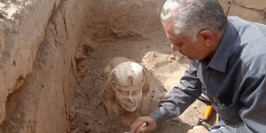 Lächelnde Sphinx mit Grübchen entdeckt