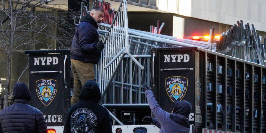 New Yorker Polizeibeamte (NYPD) verlegen in der Nähe des Gerichtsgebäudes Barrikaden.