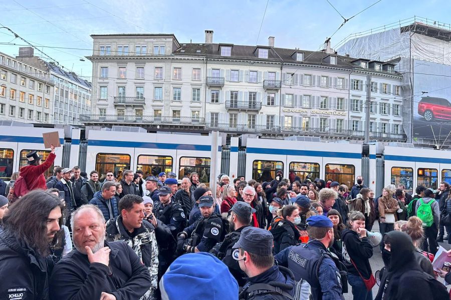 Die Polizei bildet eine Linie zwischen Rimoldi und den anderen Demonstranten.