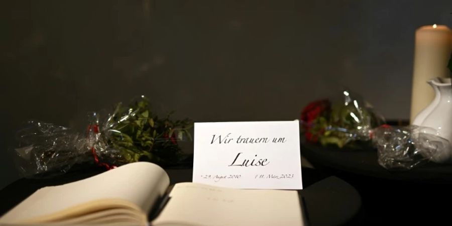 Gedenkfeier nach gewaltsamem Tod von zwölfjähriger Luise in Freudenberg