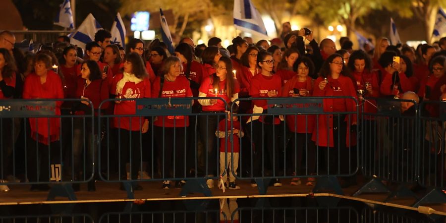 Israelische Frauen halten im Rahmen des wöchentlichen Protests gegen die Regierung Kerzen, um gegen die Gewalt gegen Frauen zu protestieren. Foto: Ilia Yefimovich/dpa