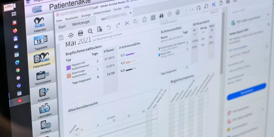 Im Neurozentrum Tempelhof in Berlin ist eine elektronischen Patientenakte mit einem E-Rezept auf einem Bildschirm zu sehen.