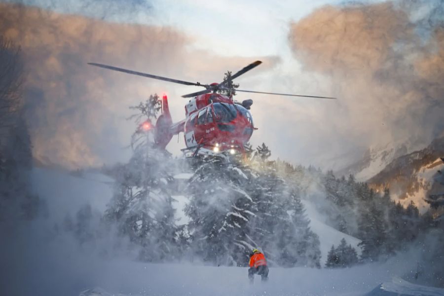 In vielen Fällen werden die Verunfallten mit dem Helikopter in eines der Bergspitäler geflogen.