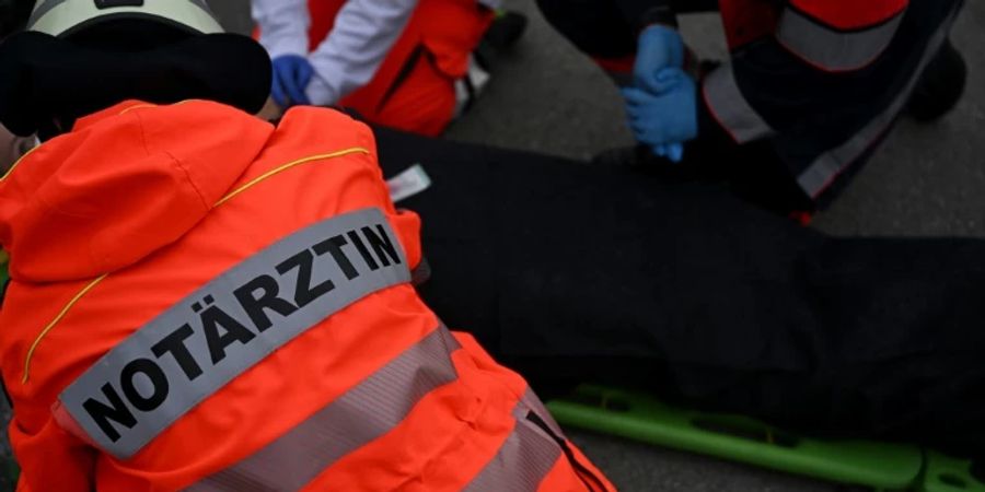 Ein Mann ist bei einem Unfall in Buxtehude tödlich verletzt worden.