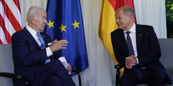 Joe Biden und Olaf Scholz im Gespräch Joe Biden und Olaf Scholz