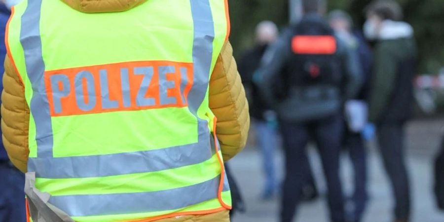 Polizeibeamte bei Einsatz