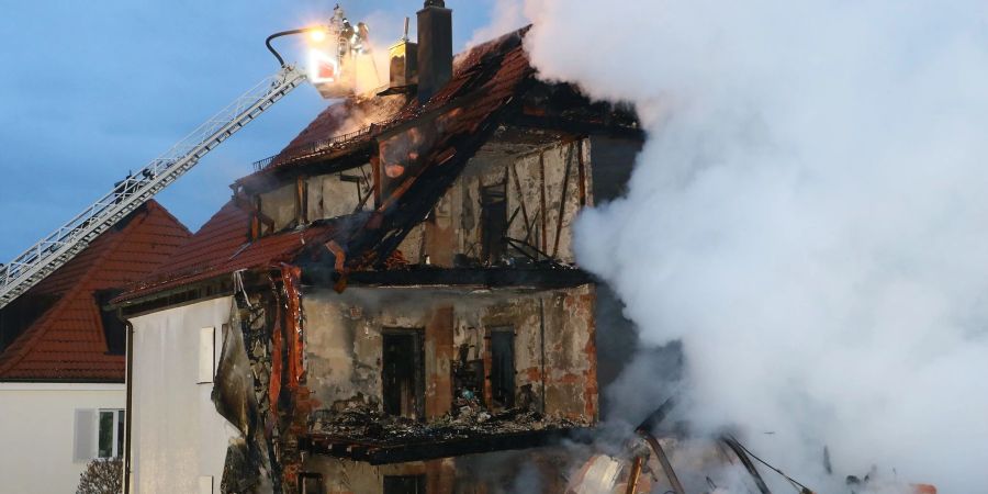 Die Flammen zerstörten nicht nur grosse Teile des Hauses, in dem sich die Explosion ereignete - auch in Gebäuden im Umkreis zerbarsten Scheiben.