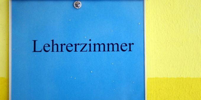 Viele Schulen in Deutschland dürften vermutlich in den nächsten Jahren weiterhin mit einem Lehrermangel zu kämpfen haben. Viele Schulen in Deutschland dürften vermutlich in den nächsten Jahren weiterhin mit einem Lehrermangel zu kämpfen haben.