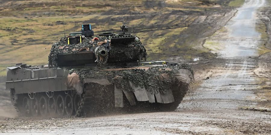 Ein Leopard 2 A6 des Panzerbataillon 203 der Bundeswehr fährt auf dem Truppenübungsplatz. Foto: Ann-Marie Utz/dpa