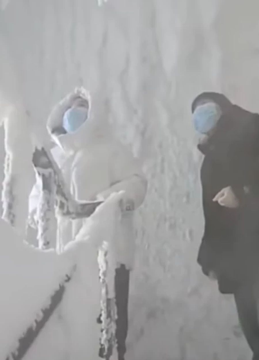 Die «Schneehöhle» im Eingangsbereich des Gebäudes.
