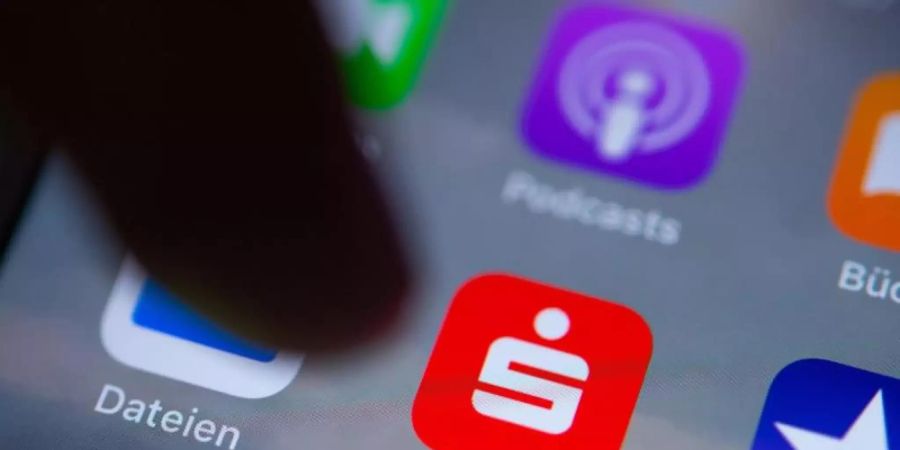 Die App der Sparkasse auf einem Smartphone. Foto: Monika Skolimowska/dpa-Zentralbild/dpa
