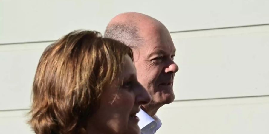 Britta Ernst mit ihrem Ehemann Olaf Scholz. Foto: Peter Kneffel/dpa