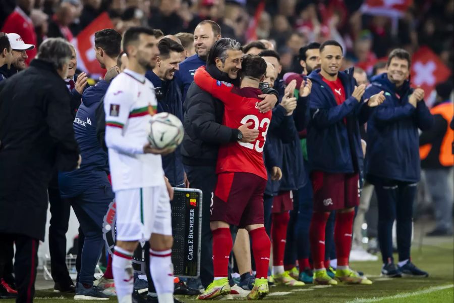 Trainer Murat Yakin herzt Xherdank Shaqiri nach der erfolgreichen WM-Qualifikation.