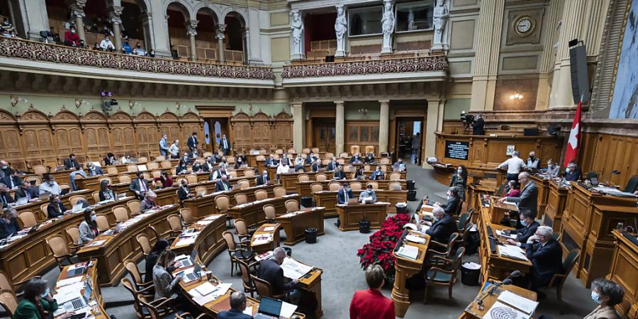 Der Nationalrat debattiert am Donnerstag über die Verlängerung des Covid-19-Gesetzes. Während die vorberatende Kommission zahlreiche Bestimmungen verlängern will, hat die SVP Anträge eingereicht, die das Gesetz einschränken.