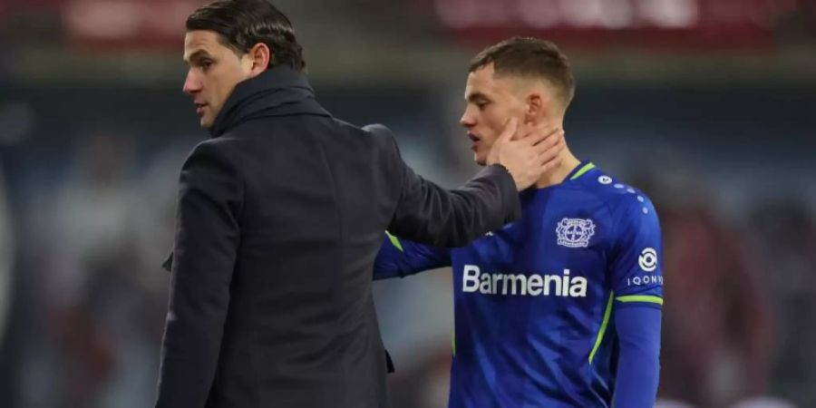Leverkusens Trainer Gerardo Seoane (l) wird unter anderem Florian Wirtz schonen. Foto: Jan Woitas/dpa
