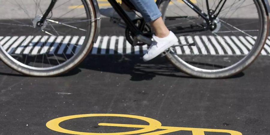 Der Bundesrat prüft verschiedene Erleichterungen für Velofahrende. Möglich ist etwa eine Benutzung von Busstreifen. (Themenbild)