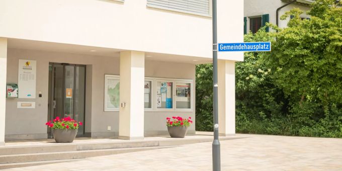 Gemeindehausplatz in Russikon im Bezirk Pfäffikon des Kantons Zürich. Gemeindehausplatz in Russikon im Bezirk Pfäffikon des Kantons Zürich.