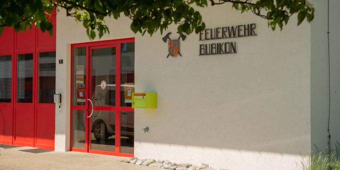 Feuerwehr - Feuerwehr Bubikon beseitigt Ölspur im Dorf