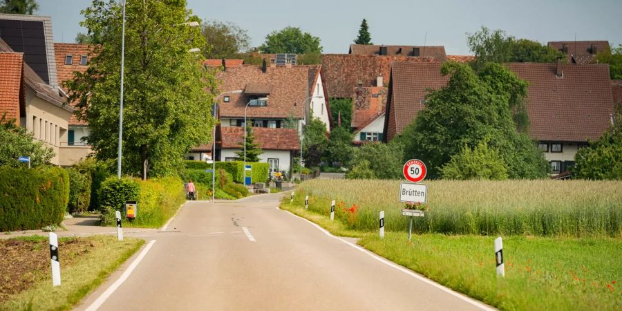 Ortseinfahrt nach Brütten (ZH) an der Tüfistrasse.