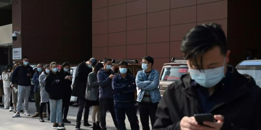 Schlange vor Testzentrum in Peking