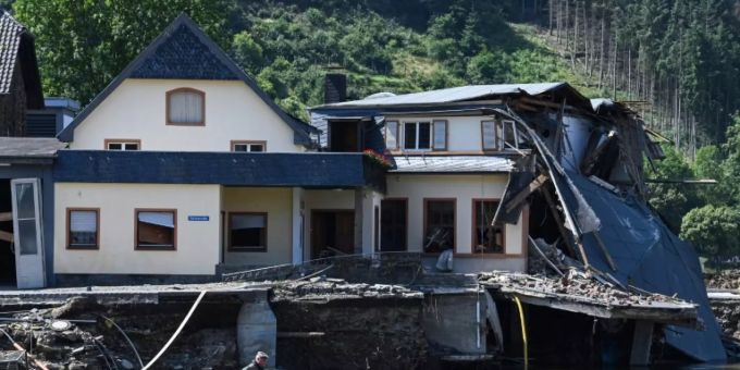 Hilfskräfte an der Ahr nach heftigen Regenfällen im Juli. Hilfskräfte an der Ahr nach heftigen Regenfällen im Juli.