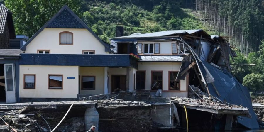 Hilfskräfte an der Ahr nach heftigen Regenfällen im Juli.