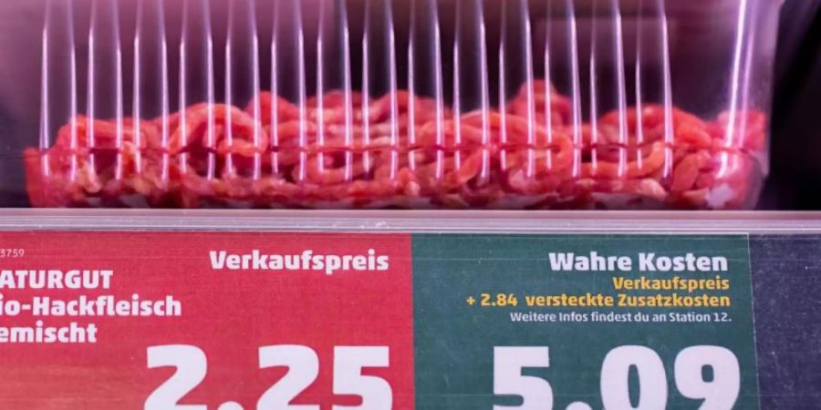 Ein Preisschild weist neben dem Verkaufspreis auch den «wahren Preis» aus.