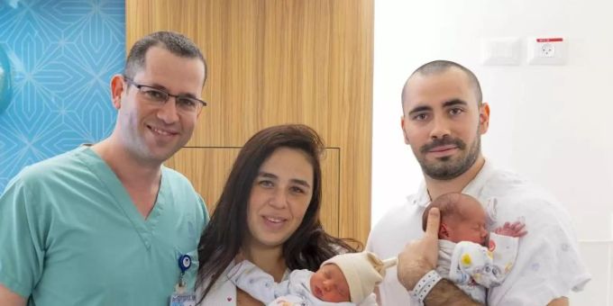 Elle Ladovitch zeigt ihre Zwillinge. Daneben stehen Professor Liran Hiersch (l) und Kindsvater David Ladovitch. Foto: Lior Zur/Ichilov-Krankenhaus /dpa Elle Ladovitch zeigt ihre Zwillinge. Daneben stehen Professor Liran Hiersch (l) und Kindsvater David Ladovitch. Foto: Lior Zur/Ichilov-Krankenhaus /dpa