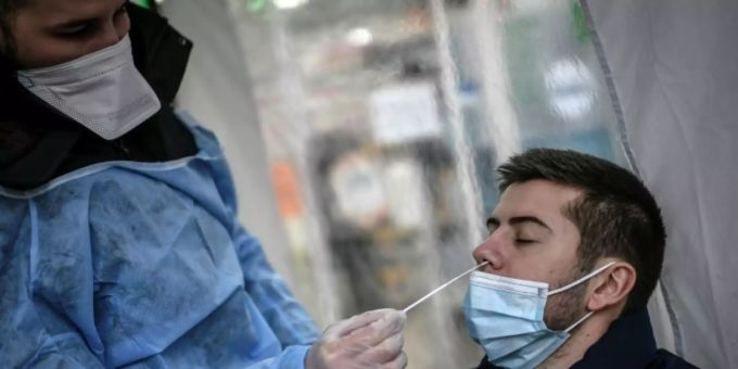 Eine Person wird aufs Coronavirus getestet. (Symbolbild) coronavirus