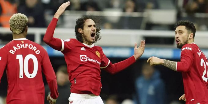 Edinson Cavani feiert sein Tor zum 1:1 für Manchester United gegen Newcastle United in der Premier League. Manchester United Edinson Cavani