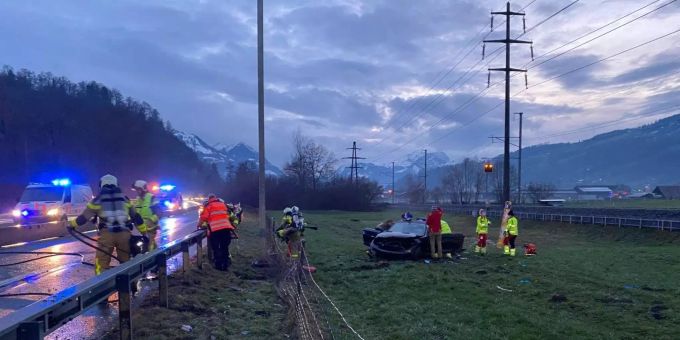 Beide Fahrzeuginsassen wurden mit unbekannten Verletzungen in ein ausserkantonales Spital verbracht. Unfall