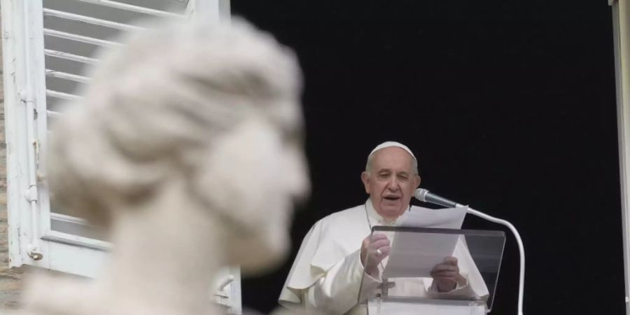 Papst Franziskus spricht zum zweiten Weihnachtsfeiertag das traditionelle und in der Regel für die Sonntage geplante Angelus-Gebet. Foto: Gregorio Borgia/AP/dpa