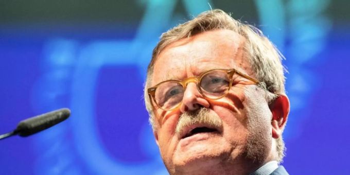 Frank Ulrich Montgomery, Vorstandsvorsitzender des Weltärztebunds, kritisiert Richter für Corona-Urteile. Foto: Guido Kirchner/dpa/Archivbild Frank Ulrich Montgomery, Vorstandsvorsitzender des Weltärztebunds, kritisiert Richter für Corona-Urteile. Foto: Guido Kirchner/dpa/Archivbild
