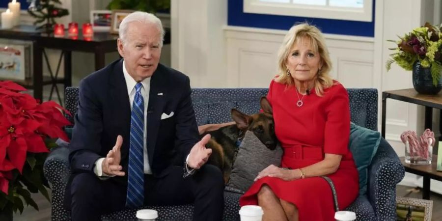 US-Präsident Joe Biden und First Lady Jill Biden senden mit Hund Commander Weihnachtsgrüsse ans Militär. Foto: Carolyn Kaster/AP/dpa