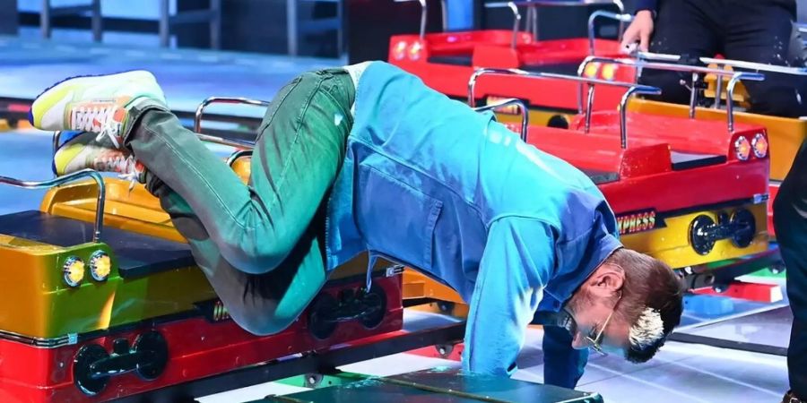 «Joko & Klaas gegen ProSieben»: Joko hat sich beim Spiel «Der Zug» am Knie verletzt.