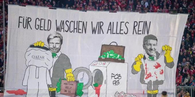 Mit einem Transparent «Für Geld waschen wir alles rein» protestieren Münchner gegen die Geschäftsbeziehungen des Rekordmeisters. Foto: Eibner-Pressefoto/Sascha Walther/Eibner-Pressefoto/dpa Mit einem Transparent «Für Geld waschen wir alles rein» protestieren Münchner gegen die Geschäftsbeziehungen des Rekordmeisters. Foto: Eibner-Pressefoto/Sascha Walther/Eibner-Pressefoto/dpa