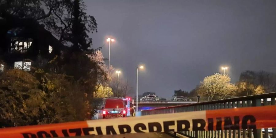 Der Bereich um eine Kita im Kölner Stadtteil Riehl wurde weiträumig abgesperrt. Foto: Sascha Thelen/TNN/dpa