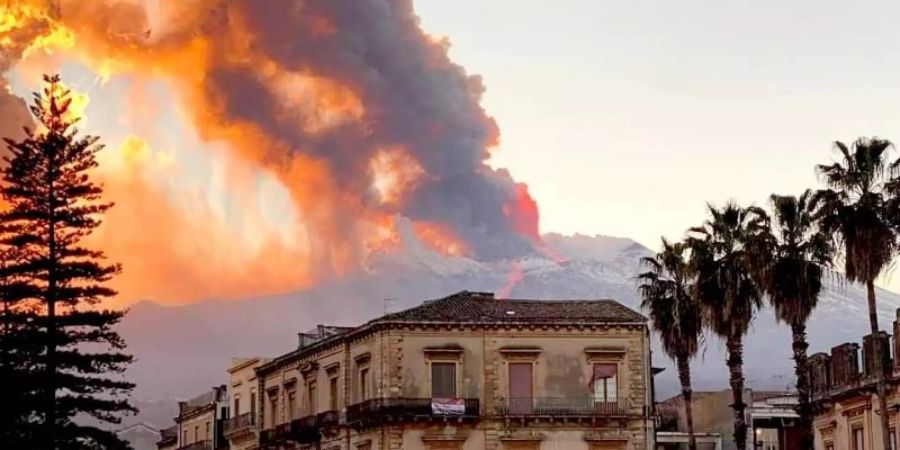 Der Vulkan Ätna in der Nähe von Catania spuckt Lava. Welche Auswirkungen die jüngsten Ausbrüche haben, wollen Kieler Forscher untersuchen. Foto: Davide Anastasi/LaPresse via ZUMA Press/dpa