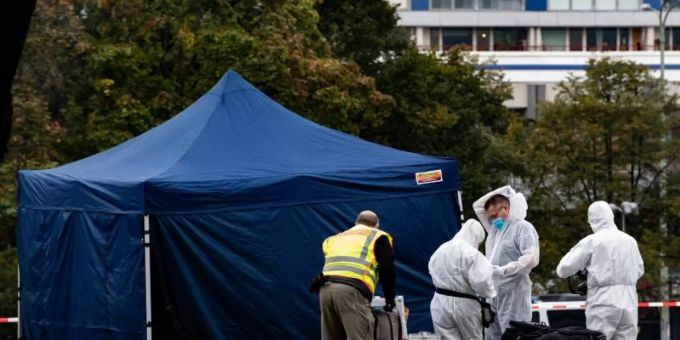 Kriminaltechniker arbeiten nahe dem Berliner Alexanderplatz unterhalb des Fernsehturms. Dort war die Leiche eines Mannes gefunden worden. Foto: Paul Zinken/dpa Kriminaltechniker arbeiten nahe dem Berliner Alexanderplatz unterhalb des Fernsehturms. Dort war die Leiche eines Mannes gefunden worden. Foto: Paul Zinken/dpa