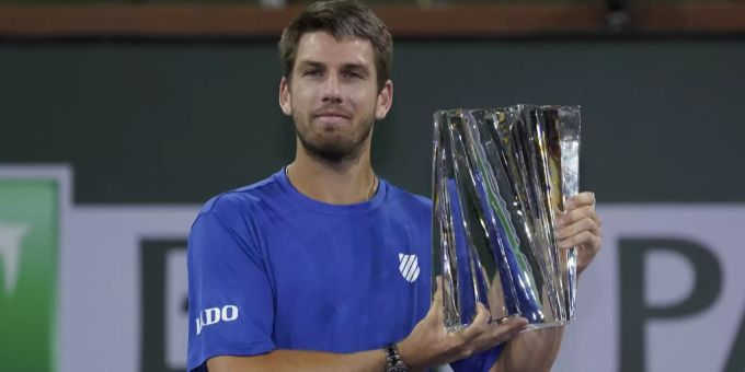 Cameron Norrie mit der Trophäe von Indian Wells. Indian Wells Norrie