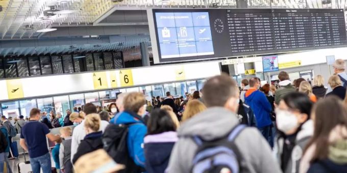 Reisende warten im Flughafen Hannover-Langenhagen (D). Foto: Moritz Frankenberg/dpa ferien
