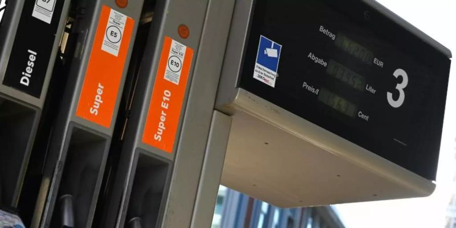 Vier Zapfhähne mit der Aufschrift Diesel, Super und Super 10 stecken in der Zapfsäule an einer Tankstelle. (Archivbild). Foto: Monika Skolimowska/dpa-Zentralbild/dpa