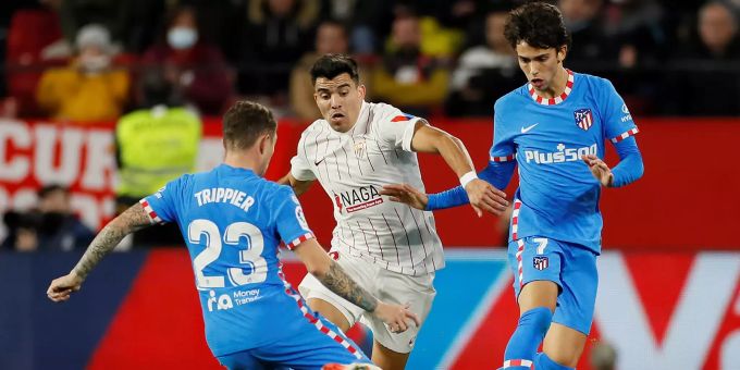 Kieran Trippier (23) während des spanischen LaLiga Matchs zwischen Sevilla FC and Atletico Madrid am 18 December 2021. Kieran Trippier