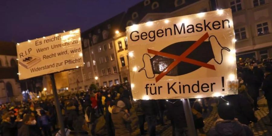 Überall in Deutschland wird - wie hier in Augsburg - immer wieder gegen die Corona-Massnahmen der Bundesregierung protestiert. Foto: Karl-Josef Hildenbrand/dpa/Symbolbild