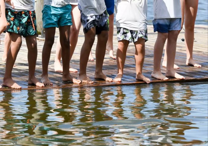 Ist das noch «normal»? Wie ausgeprägt Fehlstellungen sind, können selbst Fachleute in der Regel nicht ausschliesslich mit dem blossen Auge feststellen. Menschen neben einem Schwimmbad.
