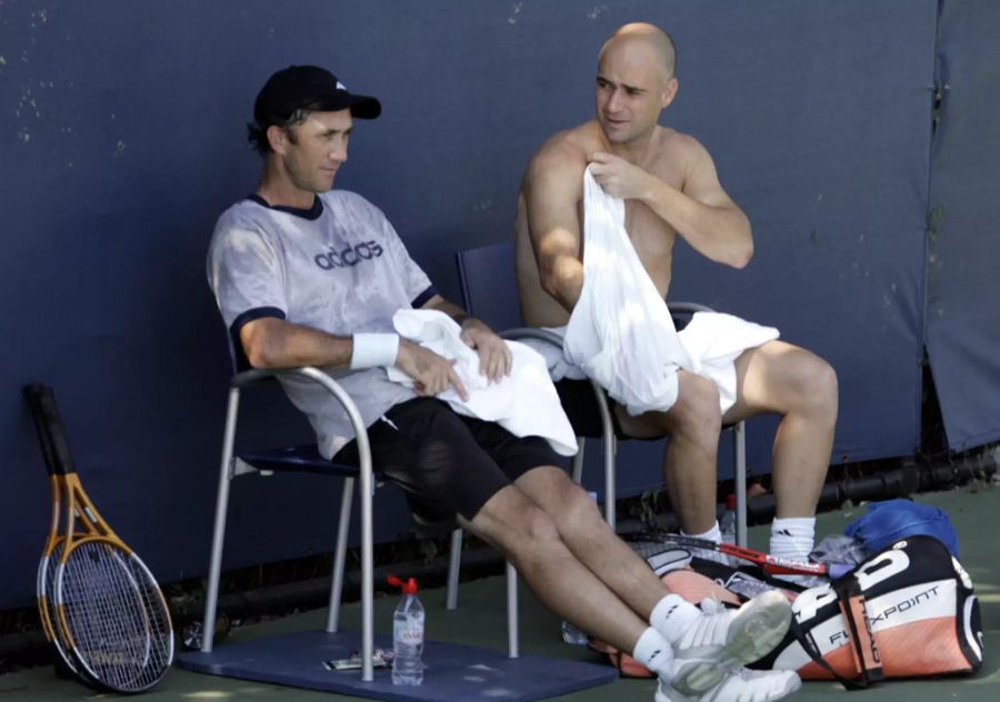 Der renommierte Tennis-Coach Darren Cahill (l.), hier an der Seite von Andre Agassi 2005, glaubt an ein Federer-Comeback Anfang Jahr.