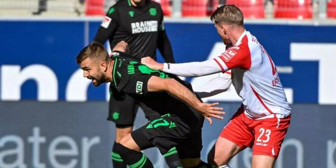 Jahn Regensburg sicherte sich im Heimspiel gegen Hannover 96 den nächsten Dreier. Foto: Armin Weigel/dpa Jahn Regensburg sicherte sich im Heimspiel gegen Hannover 96 den nächsten Dreier. Foto: Armin Weigel/dpa