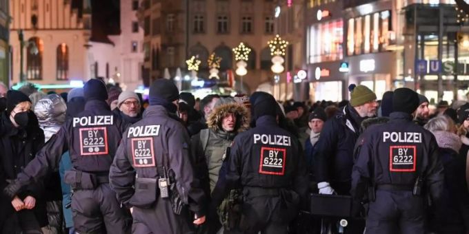 Polizisten kontrollieren Passanten in der Fussgängerzone. Foto: Sven Hoppe/dpa Polizisten kontrollieren Passanten in der Fussgängerzone. Foto: Sven Hoppe/dpa